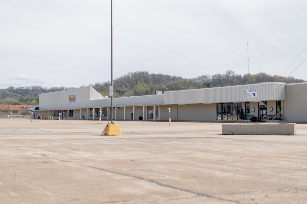 Brooklyn Shopping Center: 923-951 East College Street, Pulaski, TN 38478